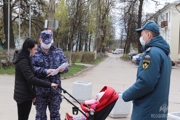 В Тульской области сотрудники Росгвардии проводят разъяснительную беседу с населением в период майских праздников