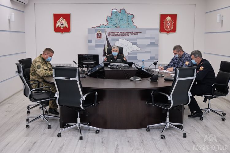 В Туле наградили росгвардейцев, задержавших подозреваемого в разбойном нападении