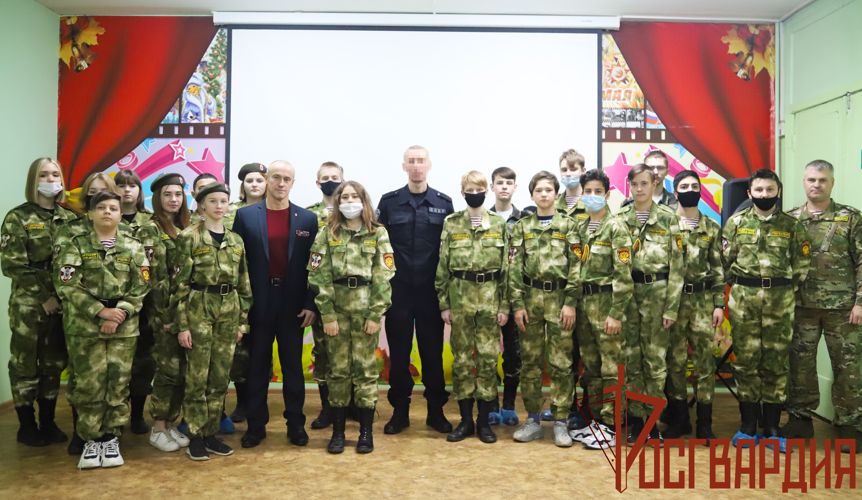 Руководство ОМОН и СОБР Росгвардии приняли участие в Уроке Мужества, приуроченного ко Дню неизвестного солдата