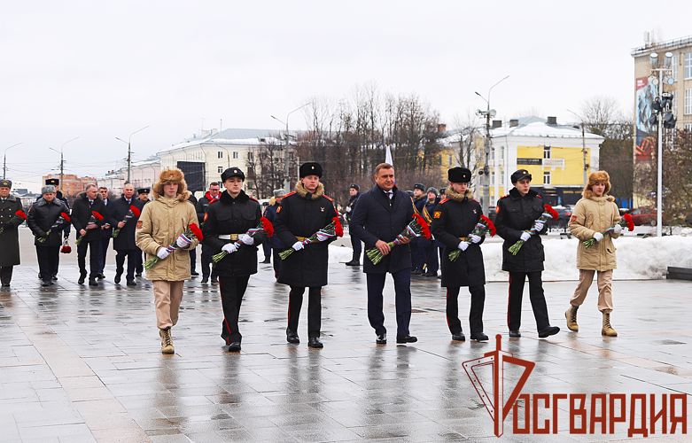 Тульские росгвардейцы возложили цветы к Вечному огню на площади Победы