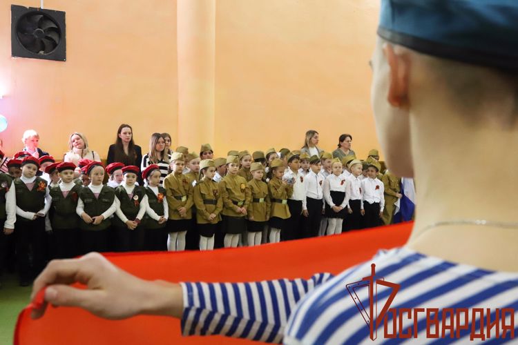 В преддверии Дня Победы Росгвардия организовала уроки мужества для подшефных школ Тулы