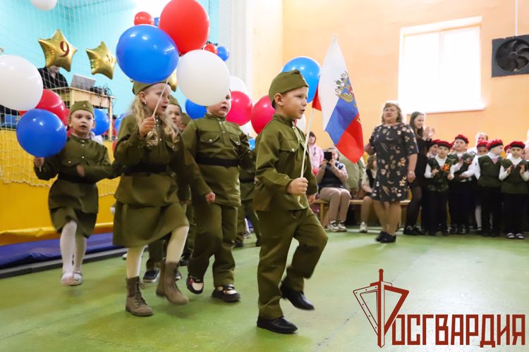 В преддверии Дня Победы Росгвардия организовала уроки мужества для подшефных школ Тулы