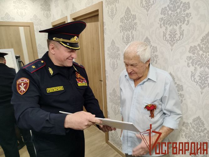 Тульские росгврадейцы поздравили участника трудового фронта с Днём Победы