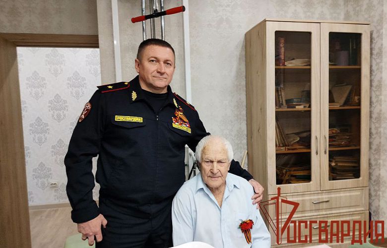 Тульские росгврадейцы поздравили участника трудового фронта с Днём Победы