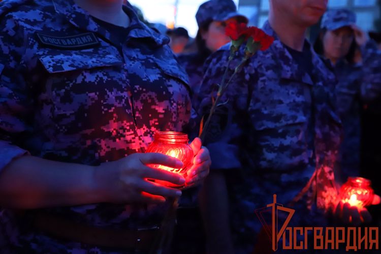 Сотрудники и военнослужащие регионального Управления Росгвардии возложили цветы к вечному огню на площади Победы