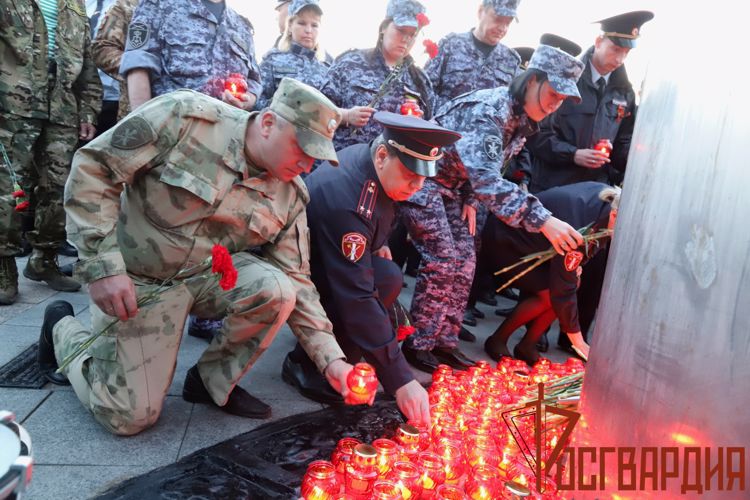 Сотрудники и военнослужащие регионального Управления Росгвардии возложили цветы к вечному огню на площади Победы