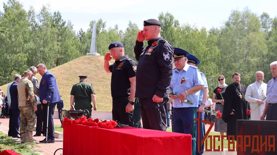 Сотрудники и военнослужащие регионального Управления Росгвардии возложили цветы к вечному огню на площади Победы