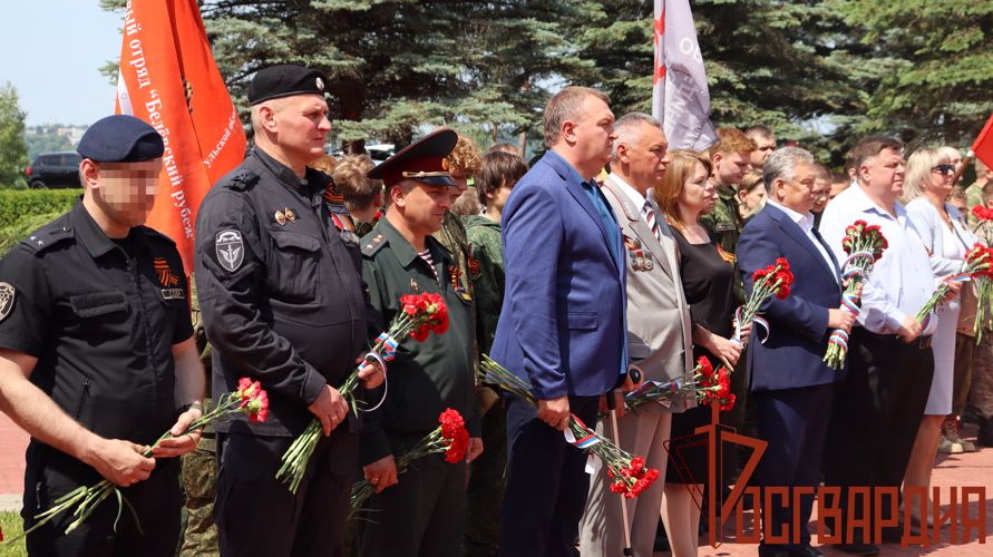 Сотрудники и военнослужащие регионального Управления Росгвардии возложили цветы к вечному огню на площади Победы
