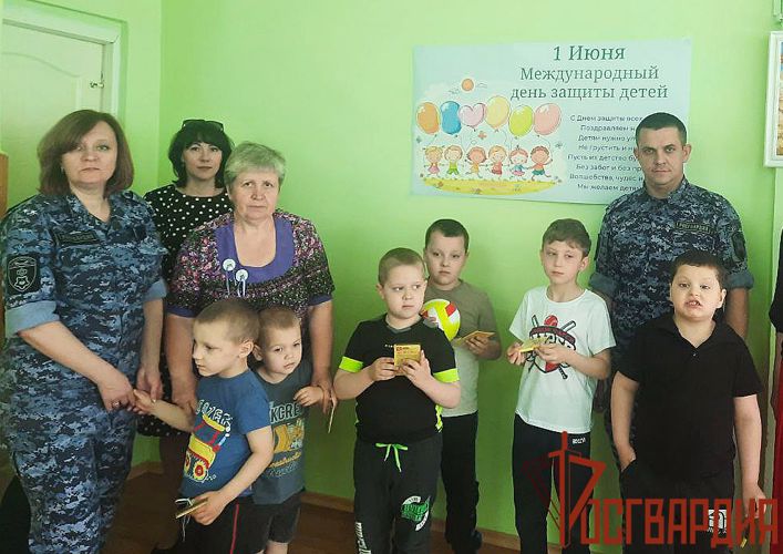 Тульские росгвардейцы поздравили своих подопечных воспитанников детского дома с Днем защиты детей