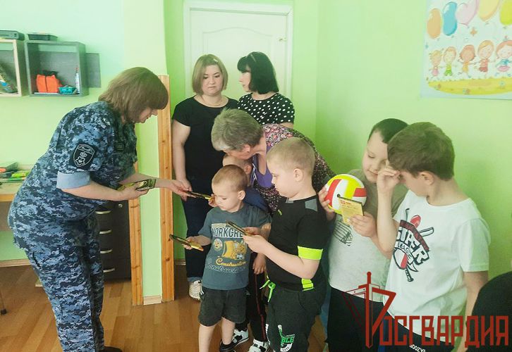 Тульские росгвардейцы поздравили своих подопечных воспитанников детского дома с Днем защиты детей