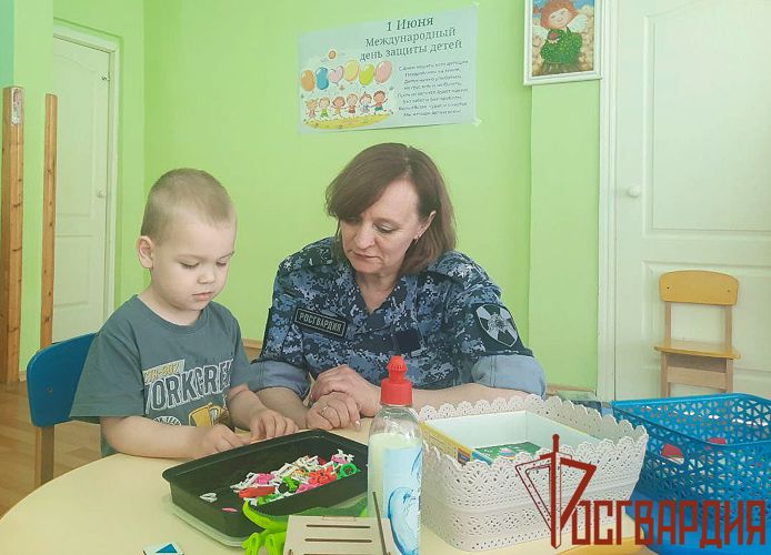 Тульские росгвардейцы поздравили своих подопечных воспитанников детского дома с Днем защиты детей