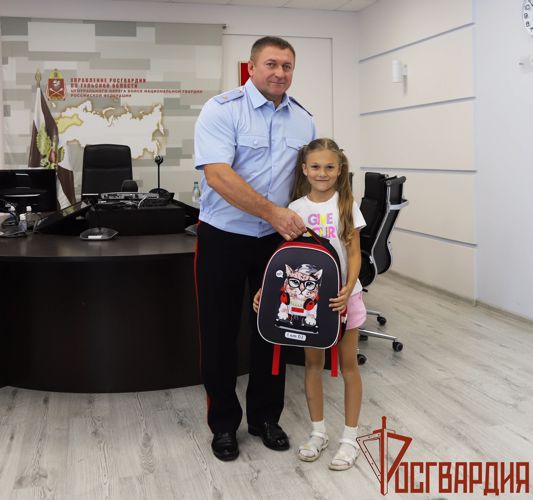 Начальник регионально управления Росгвардии вручил подарки школьникам к 1 сентября