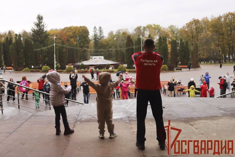 Тульские росгвардейцы провели «Семейную зарядку» в День отца