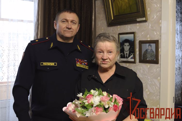 В Туле росгвардейцы поздравили матерей сотрудников, погибших при исполнении служебного долга с Днем матери