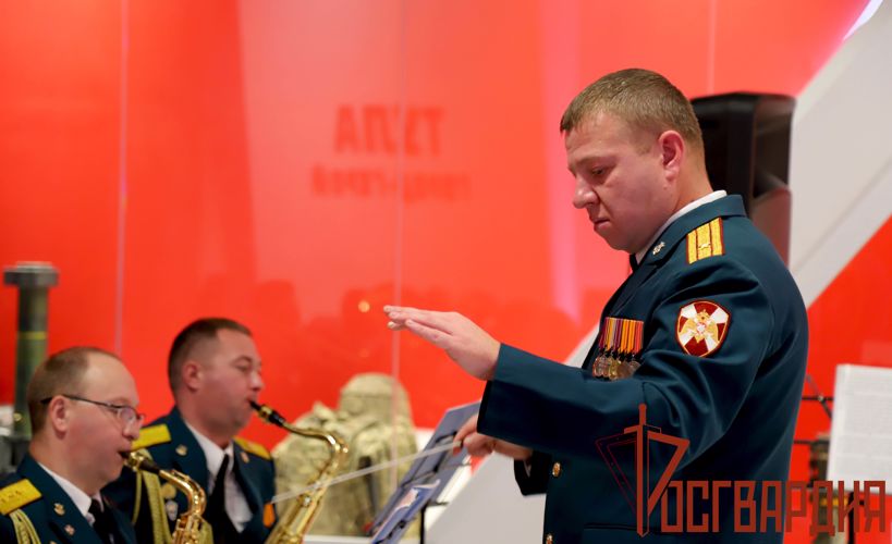 Военный оркестр Росгвардии поздравил туляков с Днем народного единства