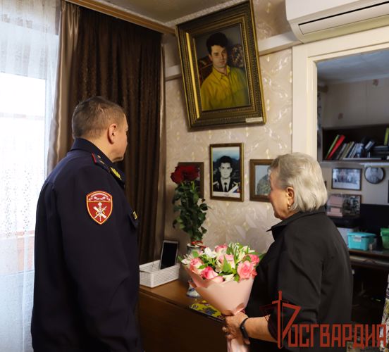 В Туле росгвардейцы поздравили матерей сотрудников, погибших при исполнении служебного долга с Днем матери