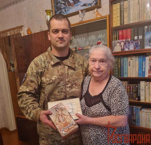 В Туле росгвардейцы поздравили матерей сотрудников, погибших при исполнении служебного долга с Днем матери