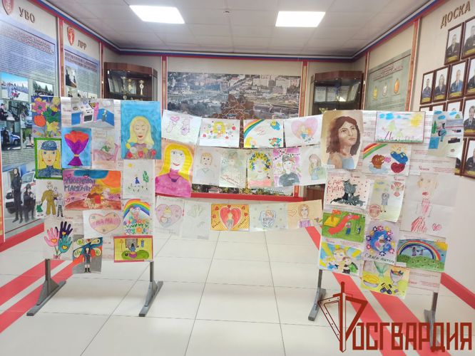 В Туле росгвардейцы поздравили матерей сотрудников, погибших при исполнении служебного долга с Днем матери