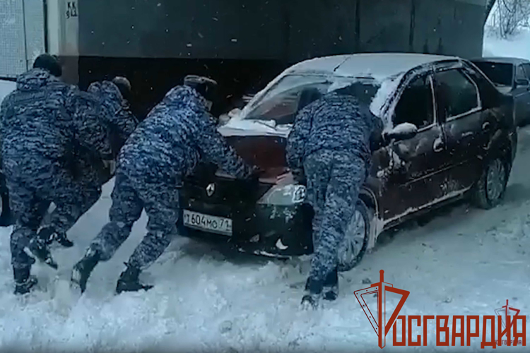 В Туле росгвардейцы оказывают помощь водителям во время снегопада