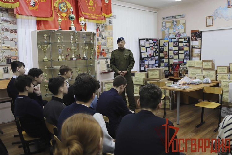 Тульские школьники отправили письма и посылки участвующим в спецоперации росгвардейцам 