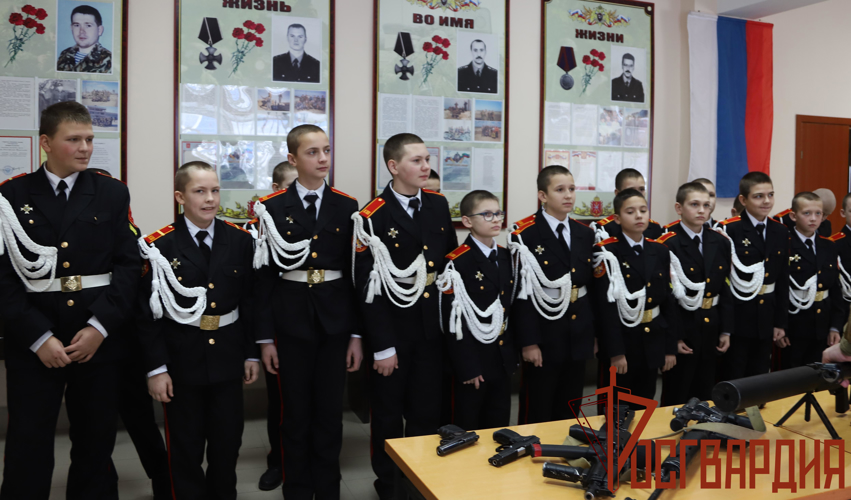 Тульские росгвардейцы провели День открытых дверей для учащихся кадетской школы ко Дню Конституции 
