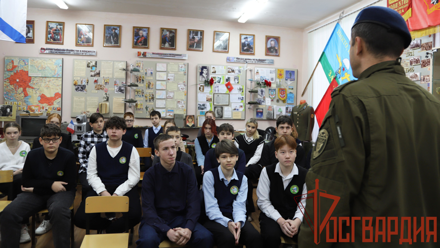Тульские школьники отправили письма и посылки участвующим в спецоперации росгвардейцам 