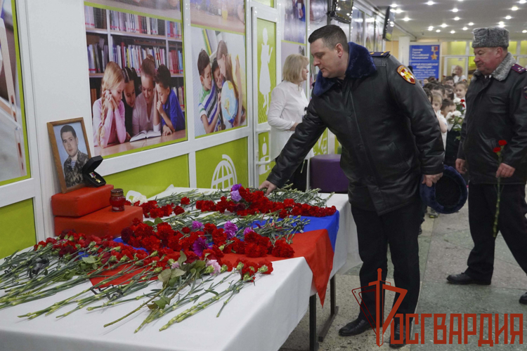Росгвардейцы почтили память Героя России Дмитрия Горшкова в Туле