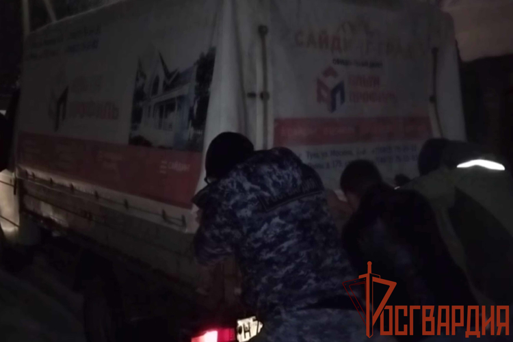 Росгвардейцы продолжают оказывать помощь водителям во время снегопада