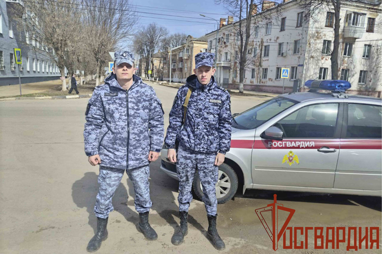 Сотрудники Росгвардии оказали помощь упавшему на улице жителю Тульской области