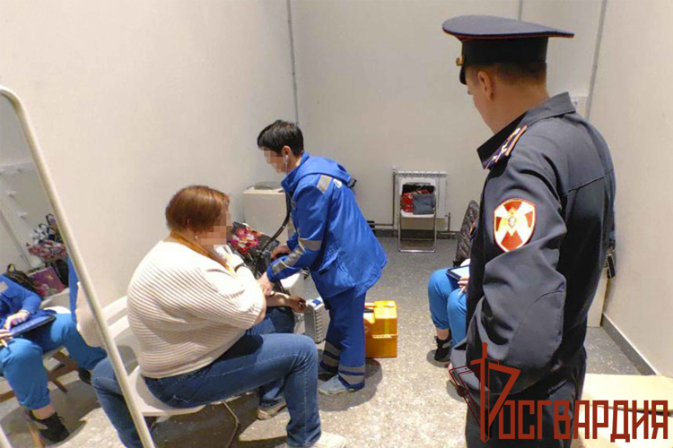 Росгвардеец пришёл на помощь упавшей женщине в Туле