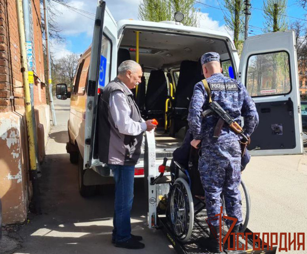 Сотрудники Управления Росгвардии по Тульской области помогли мужчине на инвалидной коляске выйти из дома 