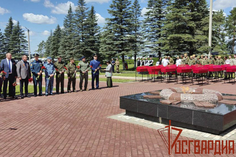 Сотрудники и военнослужащие Управления Росгвардии по Тульской области в День памяти и скорби приняли участие в памятных мероприятиях