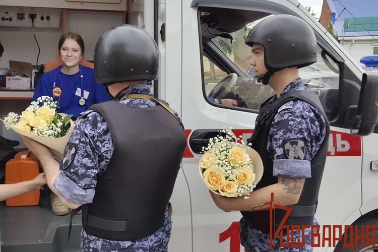 Росгвардейцы поздравили медицинских работников с профессиональным праздником в Туле