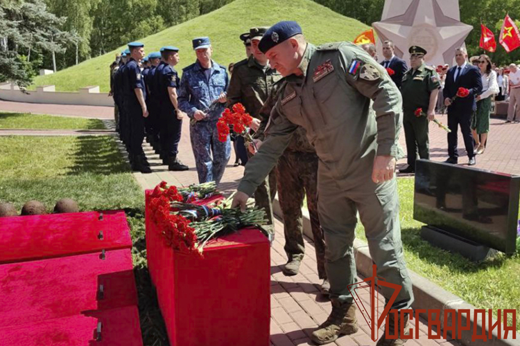Сотрудники и военнослужащие Управления Росгвардии по Тульской области в День памяти и скорби приняли участие в памятных мероприятиях