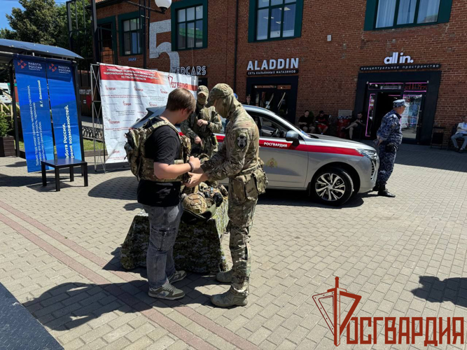 Росгвардейцы приняли участие в ярмарке вакансий в Туле 
