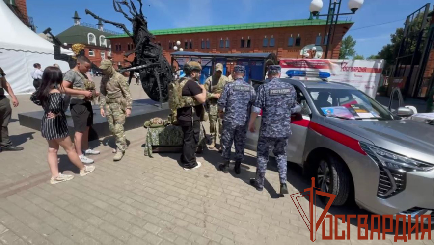 Росгвардейцы приняли участие в ярмарке вакансий в Туле 