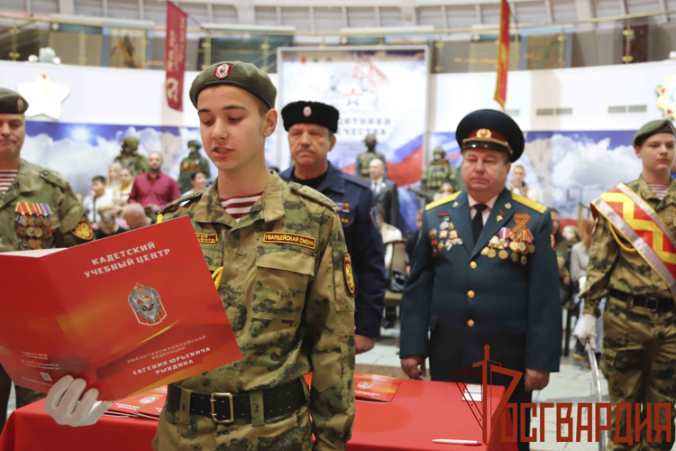 Воспитанники кадетского учебного центра дали торжественную клятву в Туле