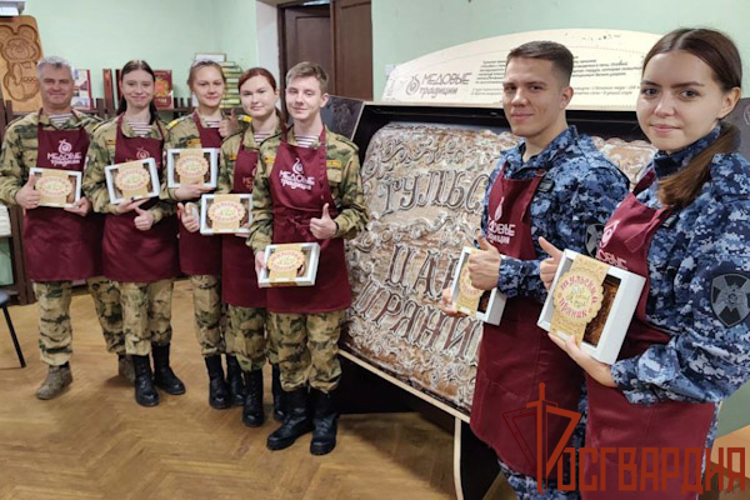 Сотрудники Росгвардии приготовили тульские пряники вместе с кадетами в день повара
