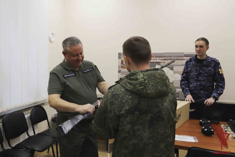 Жители Тульской области продолжают передавать оружие в зону проведения специальной военной операции через подразделения Росгвардии