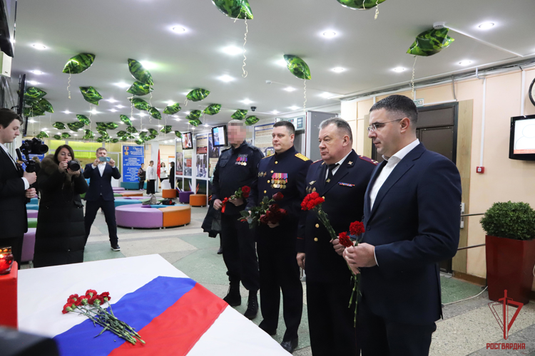 Росгвардейцы почтили память Героя России Дмитрия Горшкова