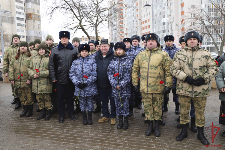 Росгвардейцы возложили цветы к памятнику «Тулякам, погибшим в локальных воинах и военных конфликтах»