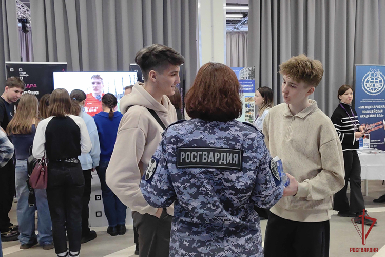 Тульские росгвардейцы приняли участие в семейном образовательном форуме "Навигатор поступления"