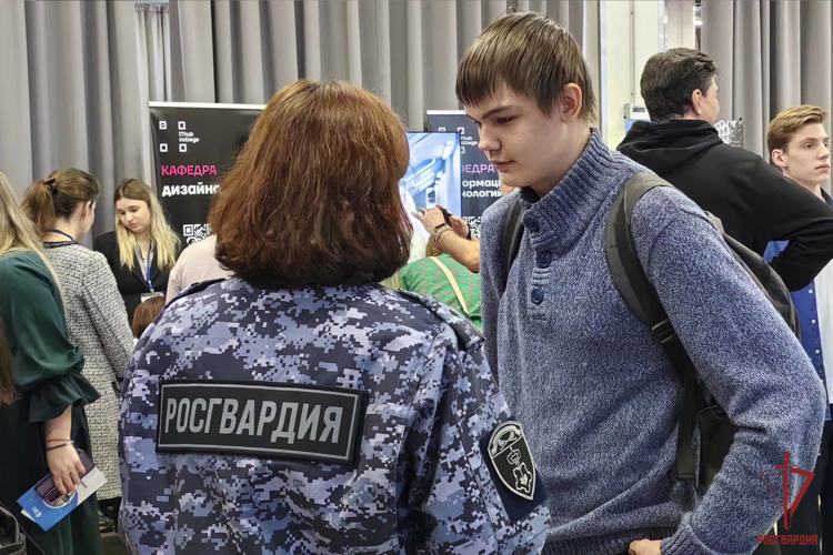 Тульские росгвардейцы приняли участие в семейном образовательном форуме "Навигатор поступления"