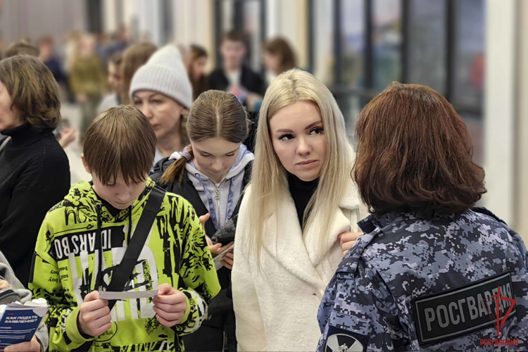 Тульские росгвардейцы приняли участие в семейном образовательном форуме "Навигатор поступления"
