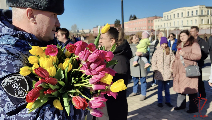 Тульские росгвардейцы поздравили женщин с 8 Марта (Видео)