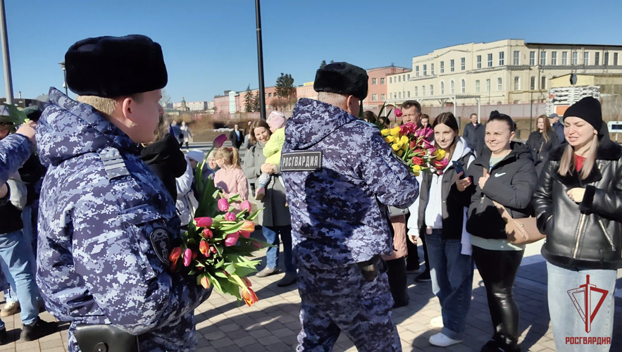Тульские росгвардейцы поздравили женщин с 8 Марта (Видео)