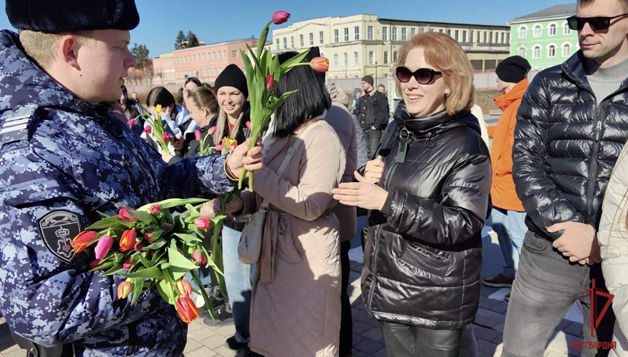 Тульские росгвардейцы поздравили женщин с 8 Марта (Видео)