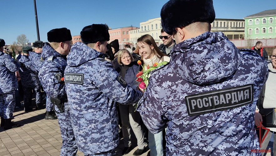 Тульские росгвардейцы поздравили женщин с 8 Марта (Видео)