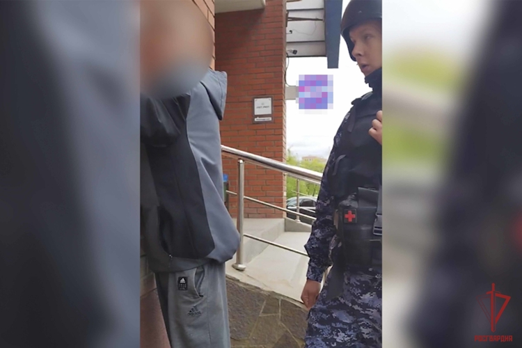 Тульские росгвардейцы задержали мужчину с ножом (видео)