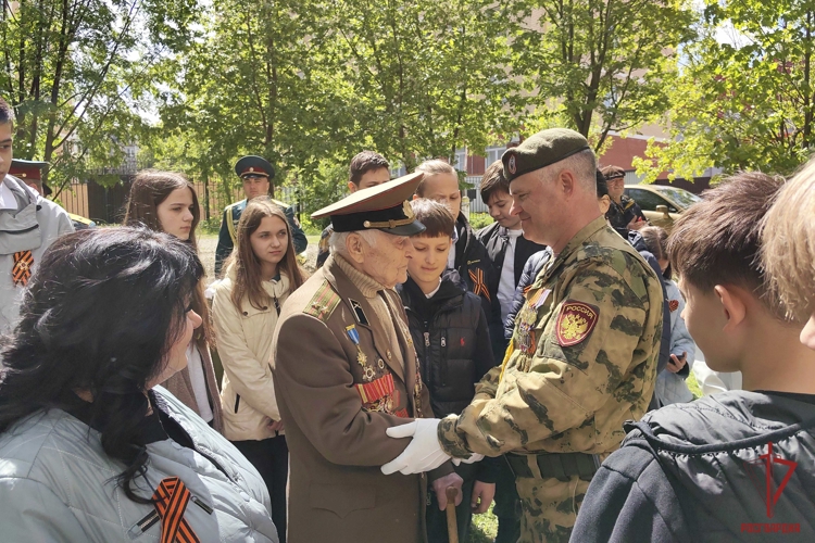 Акцию «Парад у дома ветерана» поддержали росгвардейцы в Туле (видео)
